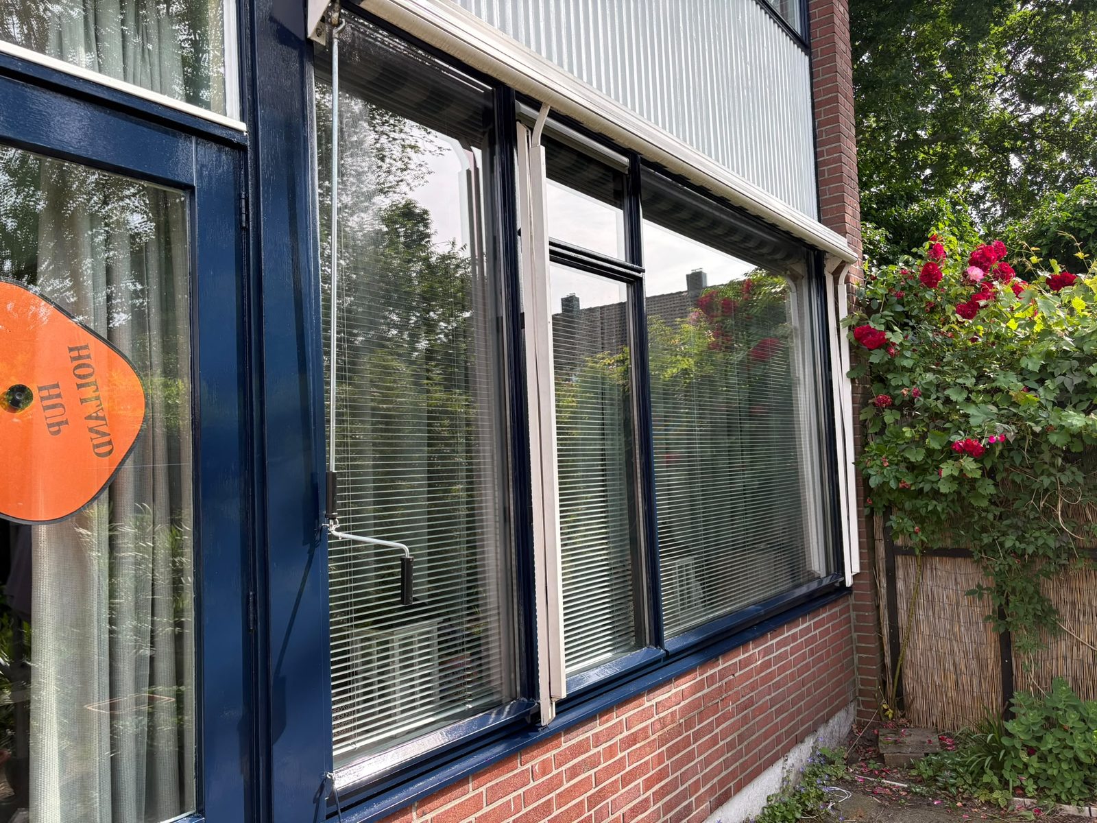Raamkozijn blauw geschilderd met rolluikkast