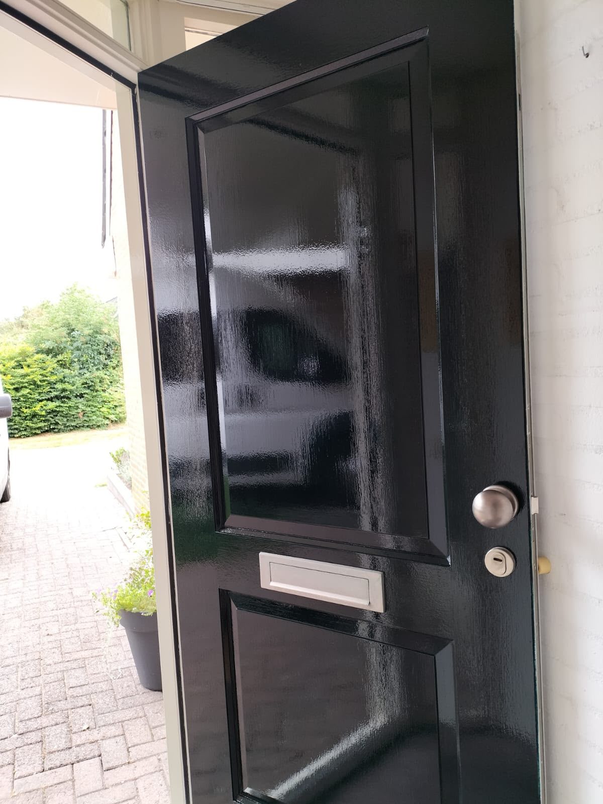 Voordeur hoogglans zwart geschilderd, close-up